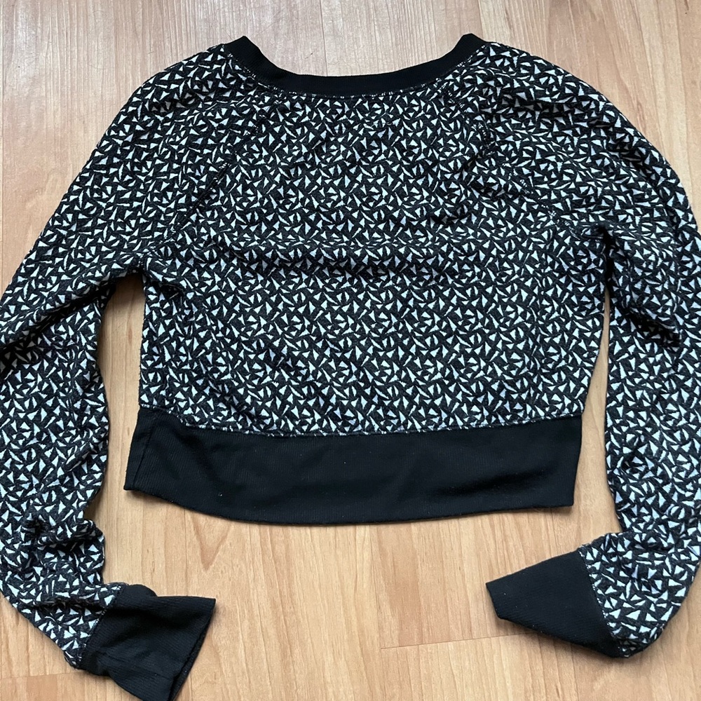Cropped Patterned Sweater - Picture 2 of 3
